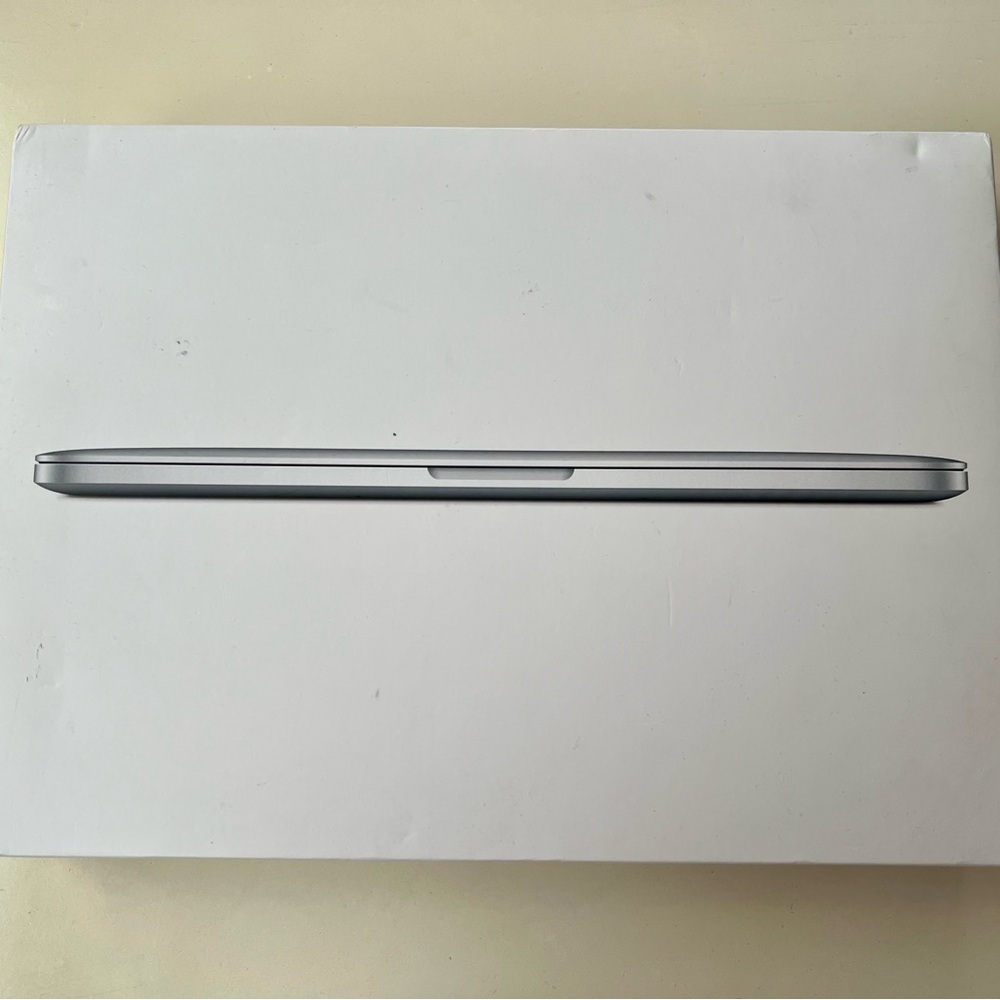 Apple MacBook Pro 13 Box With Original Charger Adapter Never Used​​